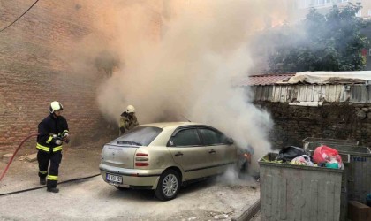 Gemlikte park halindeki otomobil alev alev yandı