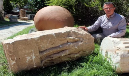 Güneş tanrısı ’Helios’a ait olduğu değerlendirilen başı olmayan kabartma bulundu