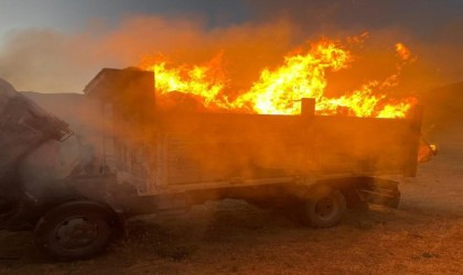 Gürpınarda ot yüklü kamyon alev alev yandı