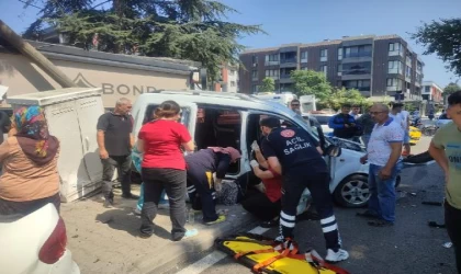 Hafif ticari araçla otomobil, kavşakta çarpıştı: 1’i bebek, 5 yaralı