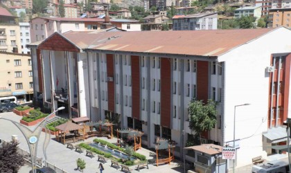 Hakkaride depreme dayanıksız cami ibatede kapatıldı