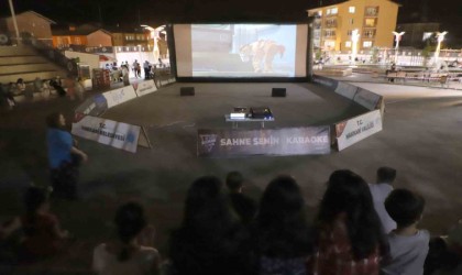 Hakkârililer dev ekranda çizgi film izledi