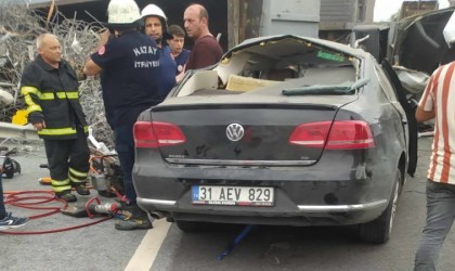 Hatayda karşı şeride geçen tır otomobile çarptı: 1 ölü, 2 yaralı