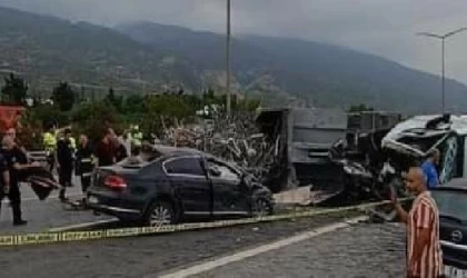 Hatay’da karşı şeride geçen TIR otomobile çarptı: 1 ölü, 2 yaralı