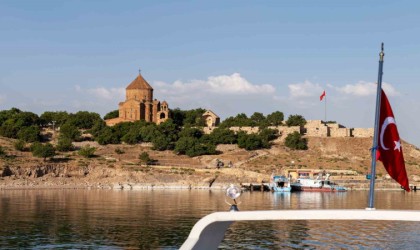 Hiltondan Van Gölü maviliklerinde tekne turu