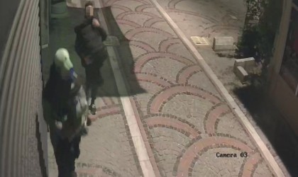 Hırsızlar girdikleri dükkanda pide yiyip kola içtiler, giysileri çalıp kaçtılar