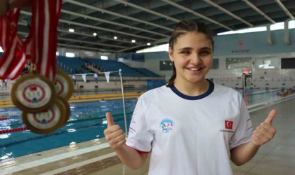 Hissederek yüzmeyi öğrenen görme engelli Cemre, madalyalara doymadı