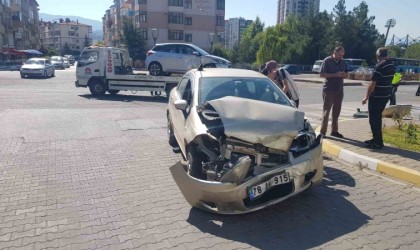 İki otomobil kavşakta çarpıştı: 1 yaralı
