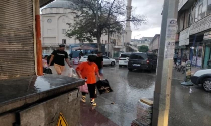 İranlı turistler sağanağa hazırlıksız yakalandı  