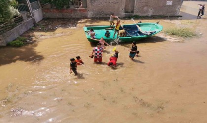 İzmirde ana su borusu patladı: Çocuklar boş arsada yüzdü