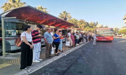 İzmirde duraklarda ve trafikte grev yoğunluğu