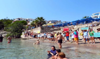 İzmir’de fokların yuvasına iskele kurulmasına insan zincirli protesto
