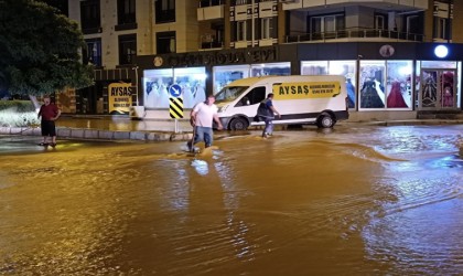 İzmirde hareketli gece: Ana boru patladı, 2 mahalleyi su bastı
