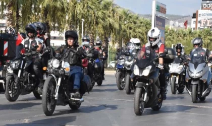 İzmir’de motosiklet ve klasik otomobillerle ’30 Ağustos’ korteji