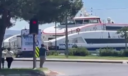 İzmirde yolcu gemisinin kıyıya çarpma anı kamerada