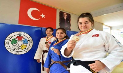 İzmirin altın kızı Sema Mete