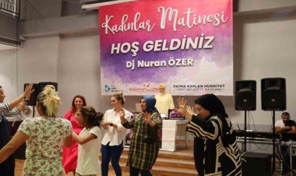 Kadınlar matinesinde buluşan kadınlar gönüllerince eğlendi