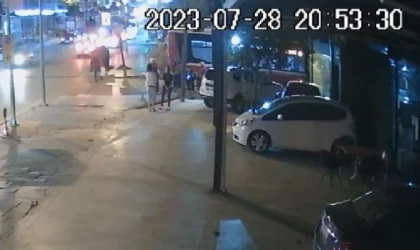 Kaldırımda unutulan telefonu alıp uzaklaştı