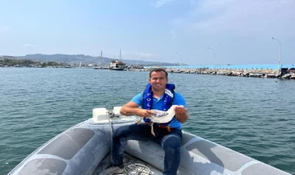 Kanatları ıslandığı için uçamayan martı, dalgıç polisler tarafından kurtarıldı