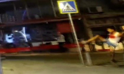 Kanlar içindeki şahıs kelepçenin sıkı olmasına kızdı, duvara kafa attı