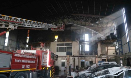 Kaportacıda çıkan yangın, iş yerlerine sıçramadan söndürüldü