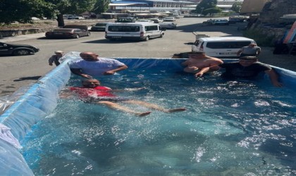 Karsta kamyon dorsesinde serinlediler