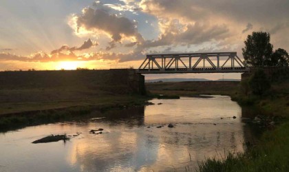 Karsta kızıla bürünen gökyüzü mest etti