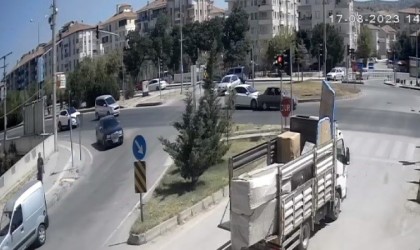 Kavşakta iki otomobil çarpıştı, kaza güvenlik kamerasına böyle yansıdı
