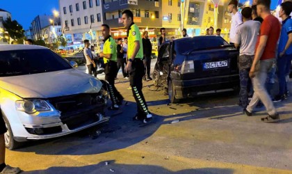Kavşakta otomobiller çarpıştı: 2 yaralı
