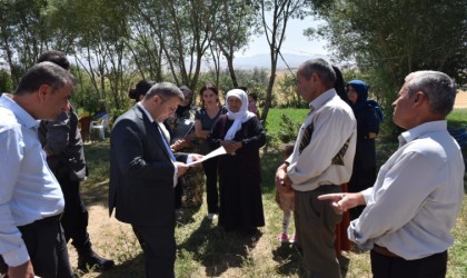Kaymakam Çimşit yangında 7 ineğini kaybeden Ölmez ailesini ziyaret etti