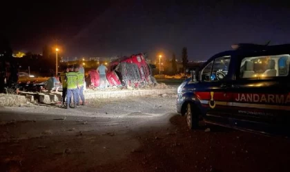 Kayseri’de TIR’ın devrildiği kazada sürücü yaralandı, yeğeni öldü