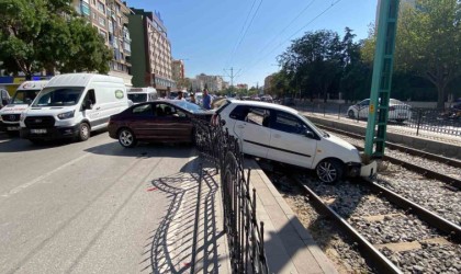 Kaza yapan otomobillerden biri tramvay yoluna düştü: 2 yaralı