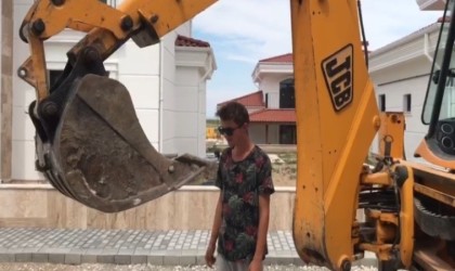 Kepçe ile yaprak sarması yedirdi