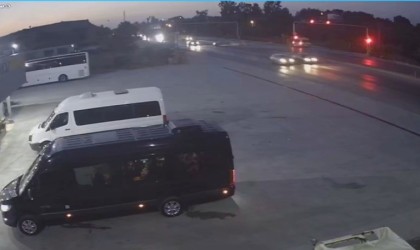 Kırmızı ışık ihlali yapıp ters şeride geçti, D-400de facianın eşiğinden dönüldü