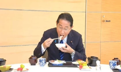 Kishida, Fukushima’dan gelen deniz ürünleriyle yapılan yemeği yiyerek eleştirilere karşılık verdi