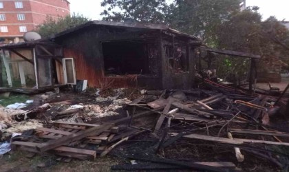 Kocaelide ahşap ev alev alev yandı