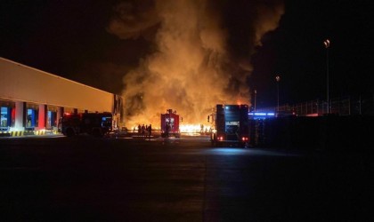 Kocaelide zincir marketin deposunda büyük yangın