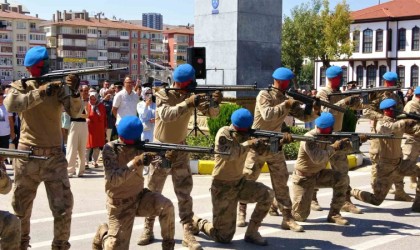 Komandoların gösterisi izleyenleri mest etti