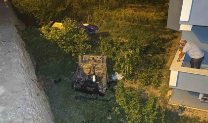 Kontrolden çıkan araç 7 metrelik istinat duvarından bahçeye uçtu: 1 yaralı