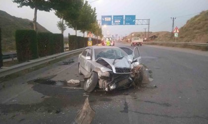 Kontrolden çıkan otomobil bariyerlere çarptı: 3 yaralı