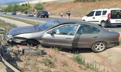 Kontrolden çıkan otomobil refüje daldı