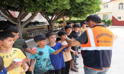 Kuran kursu öğrencilerine dondurma sürprizi