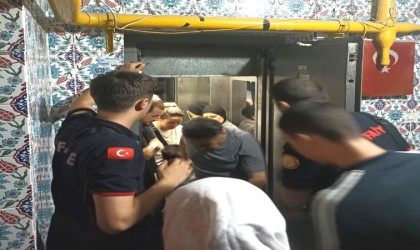 Kütahyada asansörde mahsur kalan 5 kişi kurtarıldı