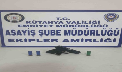 Kütahyada bir kişinin üzerinde ruhsatsız tabanca ele geçirildi