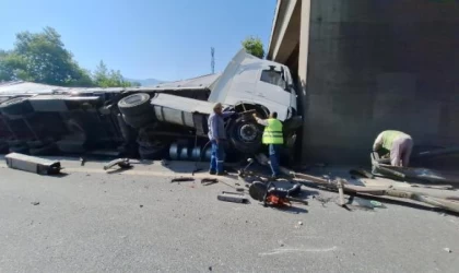 Lastiği patlayan TIR, otomobille cipe çarptı; yolda 5 kilometrelik kuyruk oluştu