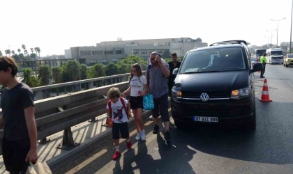 Lastiği patlayan tur minibüsü 3 araçlı kazaya neden oldu: 3 yaralı