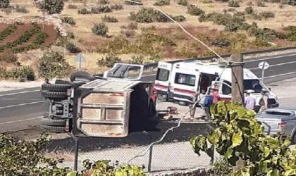 Lastiği patlayıp devrilen kamyonun şoförü yaralandı