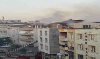 Madde bağımlısı, ailesine ait evi yaktı