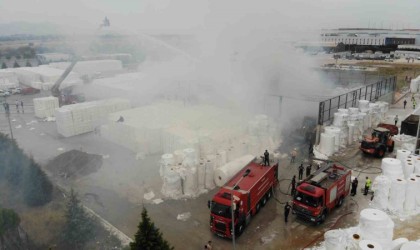 Manisa OSBdeki kağıt fabrikasında çıkan yangın kontrol altında