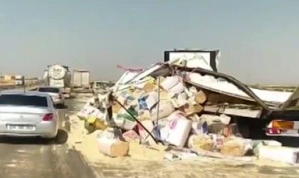 Mardinde kontrolden çıkan saman yüklü tır devrildi: 1 yaralı